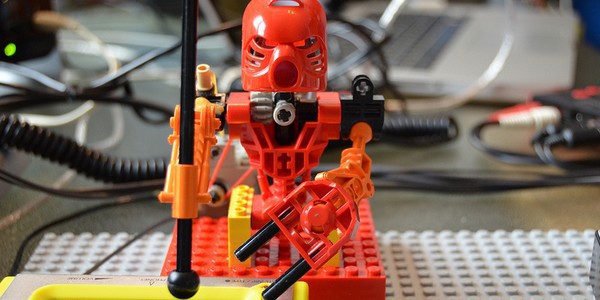 robot percussions Des LEGO jouent des percussions...